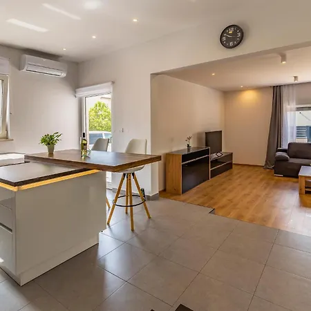Holiday home Gorgeous In With Kitchen Sisan