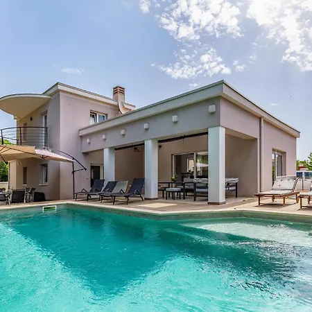 Gorgeous In With Kitchen Holiday home *