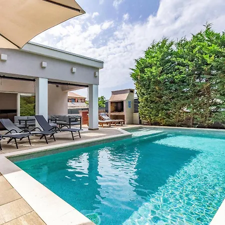 Gorgeous In With Kitchen Holiday home *