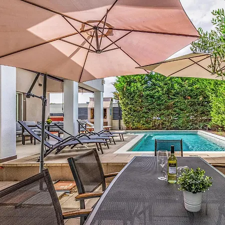 Gorgeous In With Kitchen 度假居