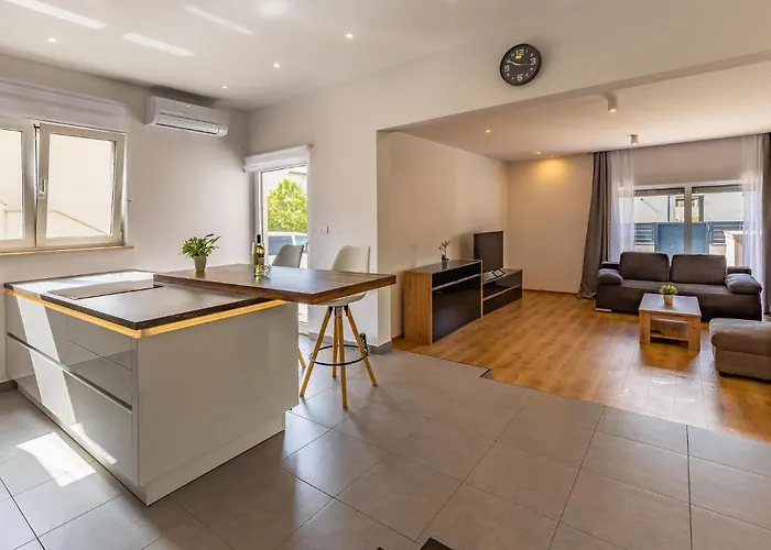 Ferienhaus Gorgeous In With Kitchen Šišan